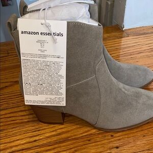 Amazon Essentials Women's tan Ankle Boots